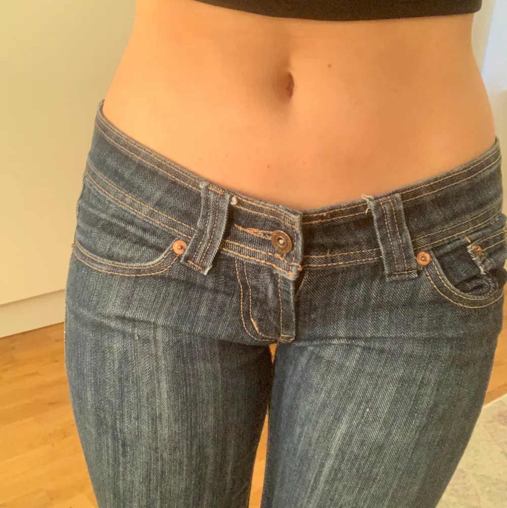 säljer ett par jeans som liknar true religion! de är straightleg. sitter så fint i midjan och framhävar former!! skriv om du vill ha fler bilder eller har frågor❤️. Jeans & Byxor.