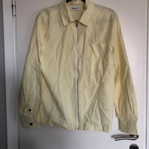 Jacka från Weekday - Superfin jacka nu till våren! Aldrig använd då den är för stor för mig:( Den är köpt från herravdelningen men skulle säga att den passar S-L beroende på önskad passform:) Jackan är helt rak i modellen.🙏🏼