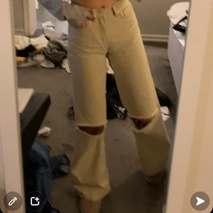 Vida jeans - trendiga beige vida jeans,  NYPRIS: 599, säljer pga de är för små😊