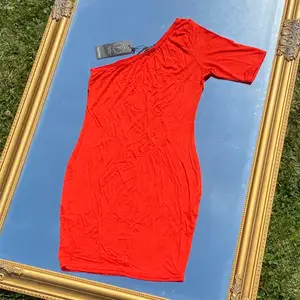 En vibrant röd one-shoulder klänning från Boohoo petite! Helt ny, lappen är kvar! Storlek 36. Köp flera plagg och få paketpris!🤩