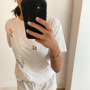 Blommig Tshirt - Jättesöt t-shirt med broderade blommor 💘