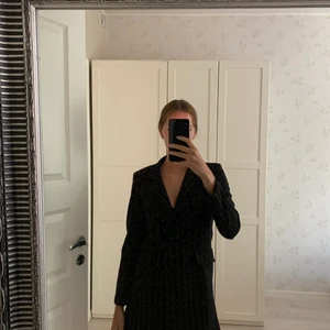 Randig kavaj/klänning med axelvadd  - Använd 1 gång 