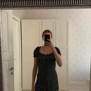 Prickig klänning  - 1 år gammal , använt 2 gånger 