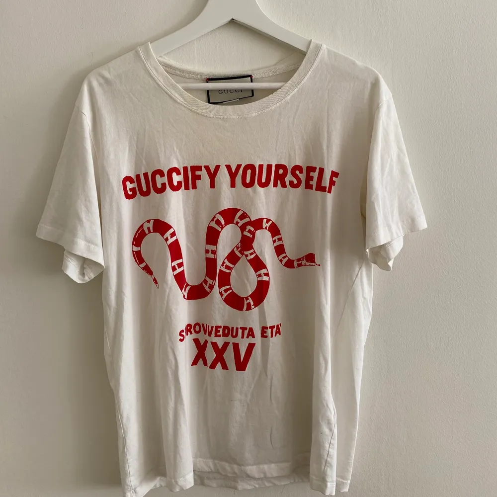 En Gucci ”Guccify yourself” tee, storlek på denna är L men sitter även som en fin oversize på någon som vanligtvis bär M. Super skönt material och är perfekt inför sommaren.                                                                         👉🏼Priset går att diskutera vid snabb affär!🤍. T-shirts.