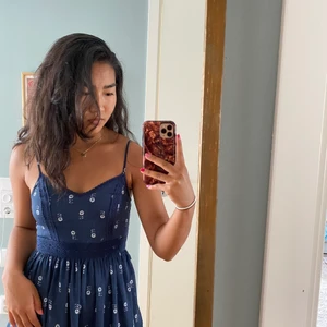 Supersöt sommarklänning från Abercrombie & fitch - Miniklänning från abercrombie & fitch, justerbara straps och stretch i ryggen, storlek xs men passar även en s! Supergulligt mönster och väldigt bra kvalité, mycket sparsamt använd! Nyinköpt för 538 kr!