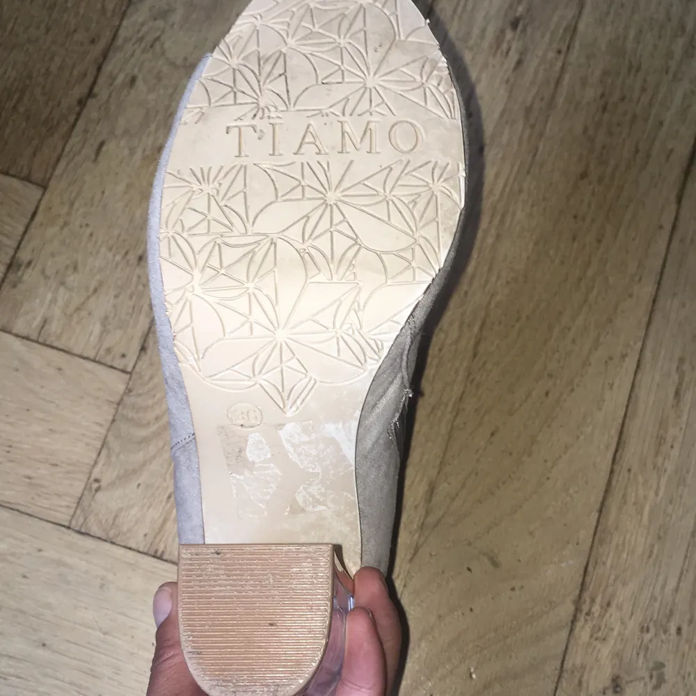  högklackade skor med plexi klackar av märket Tiamo.. Använt dom enbart ett tillfälle. Storlek 36. Skor.