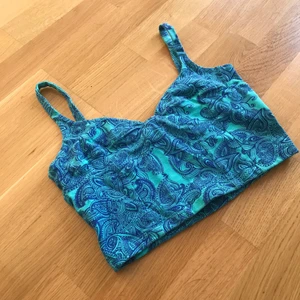 Crop top - Skit snygg somrig crop top från monki. Inte använd på många år.