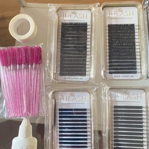 Fransar och tillbehör (paket) - Produkter till lash extensions. Följande ingår i paketet.   • JuLash Golden Edition Mink Volym - D 0,07. Storlek 0,07-9 mm  • JuLash Golden Edition Mink Volym - D 0,07. Storlek 0,07-10 mm  • JuLash Golden Edition Mink Volym - D 0,07. Storlek 0,07-11 mm  •JuLash Golden Edition Mink Volym - D 0,07. Storlek 0,07- 12 mm  •JuLash Golden Edition Mink Volym - D 0,07. Storlek 0,07-13 mm  • JuLash Golden Edition Mink Volym - D 0,07. Storlek 0,20-8/9/10/11/12/13/14/15 mm  • JuLash Mink  - C 0,20. Storlek 0,20-8/9/10/11/12/13/14/15 mm  •Julash - Remover Gel  • Micropore Tejp Pappersmaterial   1-pack  • Mascaraborste/Fransborstar 50-pack      