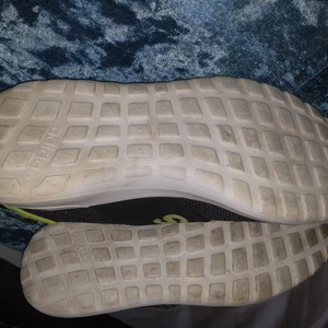 Adiddas - Säljer adidas skor i färgen grå och neongrön i strl 38 väldigt bra skick. Inte använt mkt.