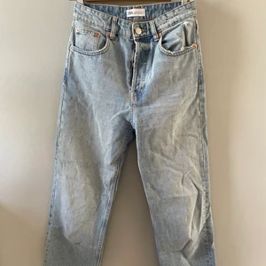 Mom-jeans från zara stl. 36 - Supersnygga ljusa jeans i gott skick! Slitningar lägnst ner❤️