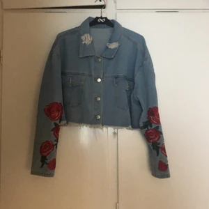 Jeansjacka i nyskick - Jeansjacka knappt använd. Storlek är 1xl och är lite oversize. Förhandlingsbart vid snabb affär! 