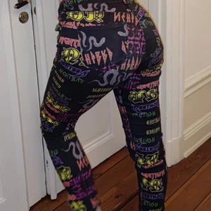 Jeans me Sjukaste mönster💙 - Nyskick stretchiga som ger en sjuka kurvor💟💟✨✨ nypris ligger på 900💟 pris e alltid diskuterbart och skriv för fler bilder eller om du undrar något💙💙💟💟