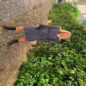 Linne klänning 🌻🌻 - Säljer denna superfina linne klänning. Passar perfekt nu till sommaren och till vardags. säljer den för att jag inte fått så mycket användning på senaste tyvärr. Hoppas den passar bättre i din Garderob 🌻🌻nypris är ca 600kr