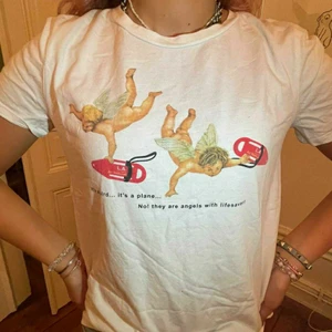 T-shirt med tryck av lifeguard angels💮💮🩰🧶🌸 - Jättefin t-shirt Angels🦋🦋
