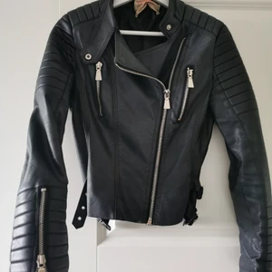 Skinnjacka  - Storlek 38. 