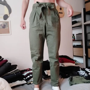 Gröna byxor - Högmidjade sköna byxor från H&M