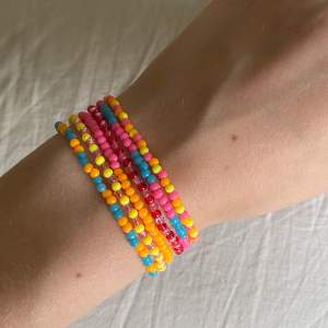 Armband med elastisk tråd💓 Armband - 25kr/st + frakt💛 Frakten ligger på 12kr💫 Det går också att önska andra färger och designs!