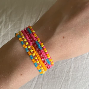Trendiga armband till sommaren🧡 - Armband med elastisk tråd💓 Armband - 25kr/st + frakt💛 Frakten ligger på 12kr💫 Det går också att önska andra färger och designs!
