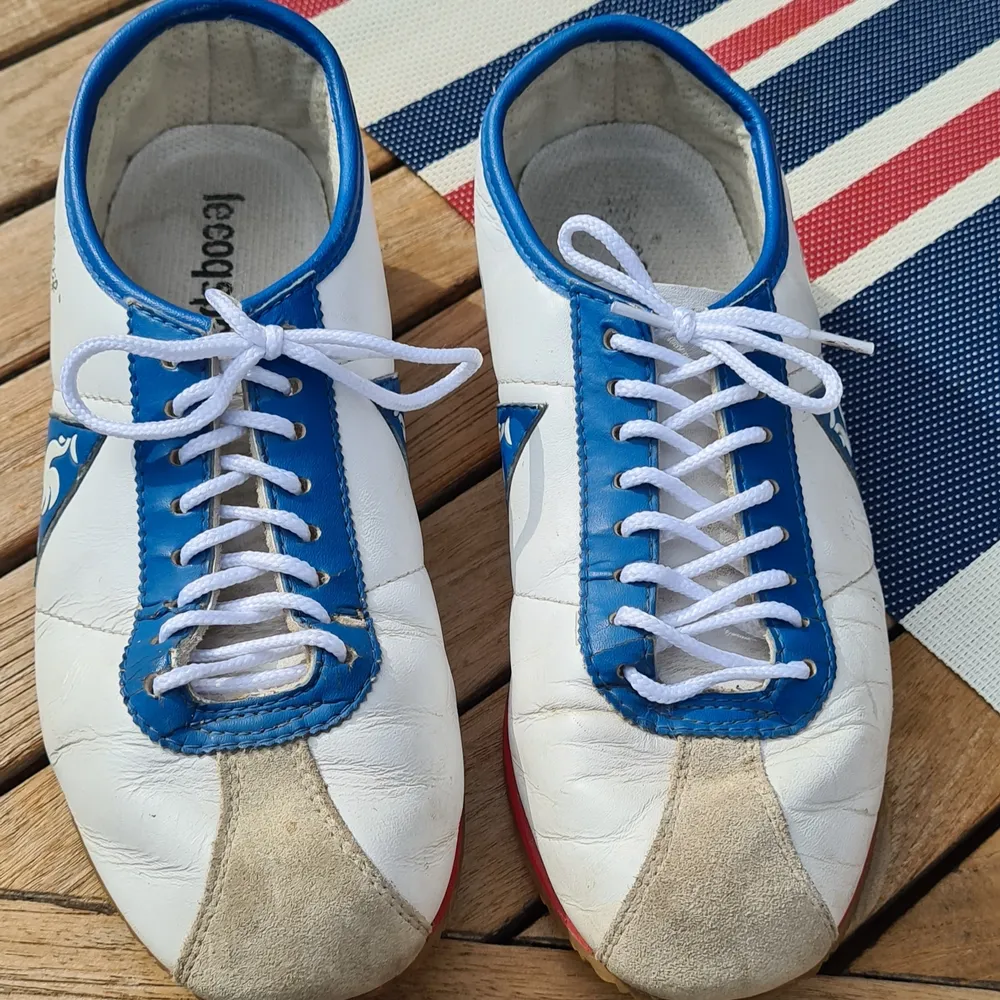 Skit snygga vintage skor från le coq sportif i okej skick säljs för 1000-1500 i andra hand                            köparen står för frakt!. Skor.