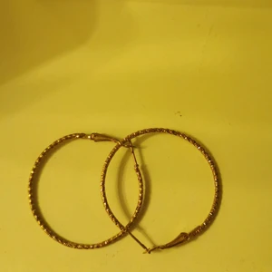 Örhängen som aldrig har blivit använda  - Dom är gulaktiga har ett par liknade och de passar jätte bra och sitter jätte bra 