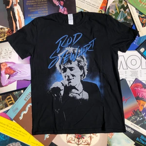 T-SHIRT!! 💿💿 - Rod Stewart merch. Riktigt bra skick och har inga direkta defekter, tröjan är L men skulle uppskatta att tröjan snarare är en M. Tveka inte att höra av dig om du undrar något! 💿🌎🌱