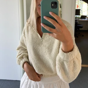 Teddy tröja - Säljer denna krämvita tröjan i jätteskönt Teddy material från Gina tricot. 