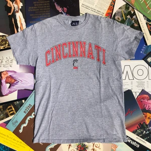 VINTAGE T-SHIRT!! 📀📀 - Säljer en riktigt fräsch vintage tröja från Cincinnati University i Ohio. Den är i bra vintage skick från tidigt 00’s och har bara lite cracking i tyget. Den är storlek L men skulle snarare säga att det är en L/M. Undrar du något är det bara att skriva! ORD PRIS: 185kr! ✌🏻💫🌱