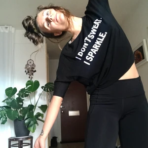 T-shirt, Sweatshirt, S/M svart tryck - Workout top with amazing, sparkling message 🤸‍♂️ Nice detail in back. Sweatshirt material, thicker fabric. Never used. Shipping included.