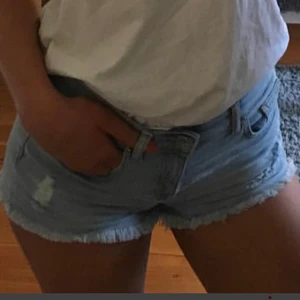 H&m shorts - Basic jeans shorts från H&M köpta för 4 år sedan. En design som aldrig går ur tiden och går att styla på flera olika sätt i vardagen. Sitter snyggt i rumpan och där fram. Säljs då jag växt ur dem!