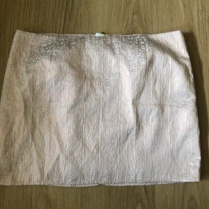 Kjol - kort kjol i från gina i lite glansigt material 💞💞💞