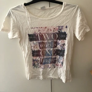 Vit t-shirt - Tunn vit t-shirt med text i bra skick🌸