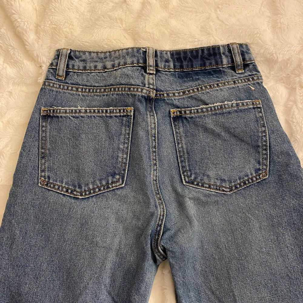 Basic mom jeans från lager i storlek xxs. Sitter snyggt på, säljer tyvärr då de är försmå. Köparen står för frakten! Skriv gärna privat om du har några frågor!💗. Jeans & Byxor.