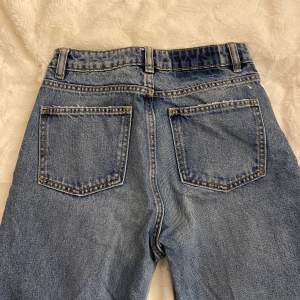 Basic mom jeans från lager i storlek xxs. Sitter snyggt på, säljer tyvärr då de är försmå. Köparen står för frakten! Skriv gärna privat om du har några frågor!💗