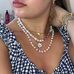 HALSBAND med pärlor 💕💕 - Säljer detta superfina dubbel halsbandet från h&m med pärlor som är precis som nytt!!! Älskar det men har konstigt nog aldrig använt det förutom på bilderna⭐️ helt slutsålt!!!!🥰