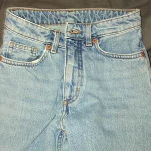Jeans - Tyvärr har mina byxor blivit för små i midjan. Men jag som är 156 passar längden.Byxorna är också i ett bra skick.Då man har används dom ett par gånger. Priset kan diskuteras 