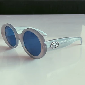 GUCCI Vintage Solglasögon - Sjukaste blå äkta Gucci solglasögonen från 90-talet, Unisex 🥶 Skriv i privat för bilder hur de ser ut på, så bra skick, skulle säga 8/10 skick. Kommer inte med original fodralet. 