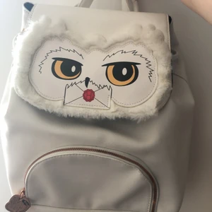 Harry Potter ryggsäck från london - Köpte i london för några år sedan. Har knappt använt den mer än några få gånger. Den har några skrapor från att ha legat i garderoben ett tag :( men inte något jättefarligt. 