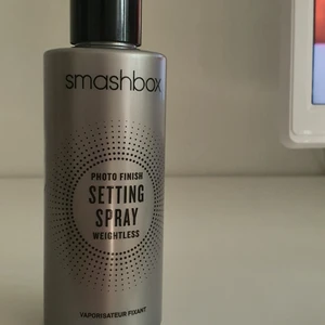 Smashbox Setting Spray 116 ml - Härlig settingspray som förlänger makeupens hållbarhet upp till 16 timmar. Viktlös formel som inte känns fet. Passar alla hudtyper.