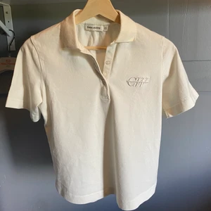 Carin Wester Tröja - Vit tröja med krage ifrån märket Carin Wester i storlek XS. Aldrig använt denna tröja så den är i väldigt fint skick!