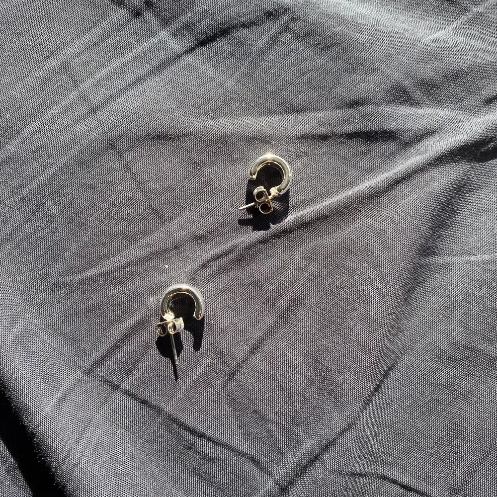 Detta är ett par orörda små silverfärgad örhängen från H&M köpt för inte så länge sen❤️. Accessoarer.