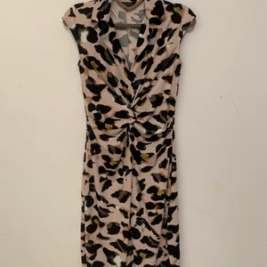 Klänning  - Väldigt chic klänning i stlr. XS men den är stretchig så skulle passa S-M också