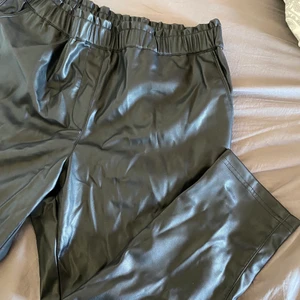 Skinnbyxor - Fina, stretchiga byxor i fakeskinn från H&M! Aldrig använda och i storlek XL!  Frakt tillkommer efter vägning eller hämtas hos mig i Umeå!