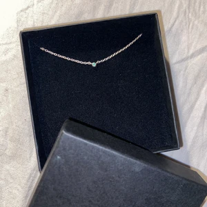 Efva Attling Halsband Silver  - Säljer detta nya oanvända fina silver halsbandet med en grön emerald detalj från Efva Attling, köpt för 750kr säljer för 500kr