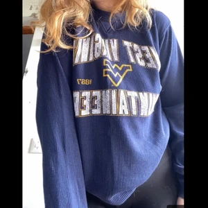 Blå tjocktröja - En blå tröja som är mycket fin och lite tunnare än en vänlig tjocktröja vilket gör att den passar bra på sommaren. Jag har i vanliga fall M på mina tröjor men eftersom det från början är en killtröja så passar den bra trotts att den är i storlek s