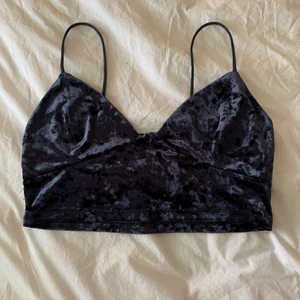 Blå croptop - Blå croptop i krossat sammet från zara, säljes i befintligt skick.