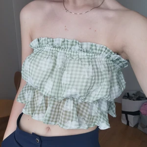 Crop top  - Top i tunnt tyg med resår superfin till sommaren, jag är en xs/s och toppen åker inte av. Den är väldigt stretchig så passar xs-m. 