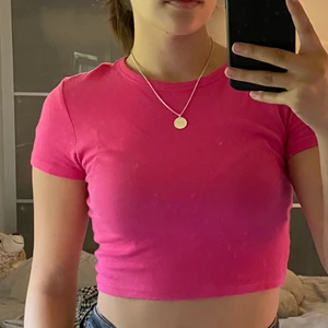 rosa croptop - jätte fin nästan helt ny rosa croptop!! Jätte söt och spicear upp vilken outfit som helst! Storlek S