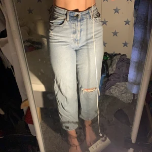 Blå jeans  - Blå jeans från H&M i bra skick men säljer för att dem är förkorta för mig som är lite under 170cm. Storlek 38. Köparen står för frakt eller mötas i Norrköping. Tror jag köpte för 250-300 men inte helt säker.