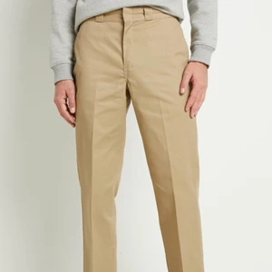 beiga 874 dickies byxor - Jag säljer mina super fina och sköna 874 beiga dickies! Byxorna är hyfsat använda men i bra skick och inte slitna. Köparen står för frakten! jag kan mötas up i växjö. 