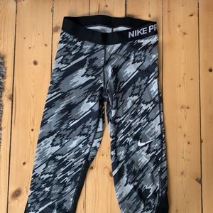 Nike träningstights  - Fina tights från Nike i 3/4 längd! Frakt ingår ej